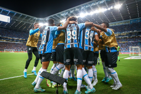 Carballo marca nos acréscimos e invicto Grêmio bate o rival Inter no Gauchão Foto78469