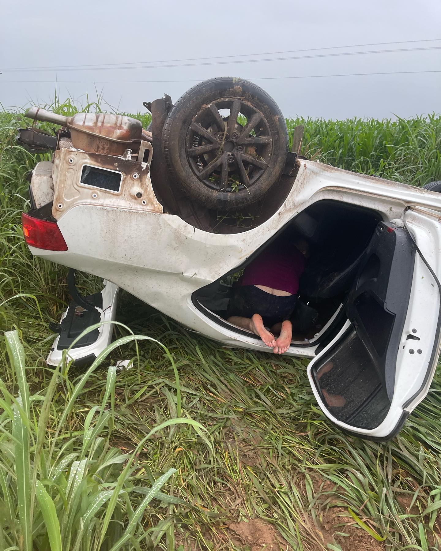 Apresentador Wesllen Tecchio desvia de carreta e capota veículo na BR-163 Foto57669