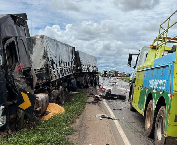 Carretas carregadas com soja batem de frente na BR-163 em Sorriso Foto33987
