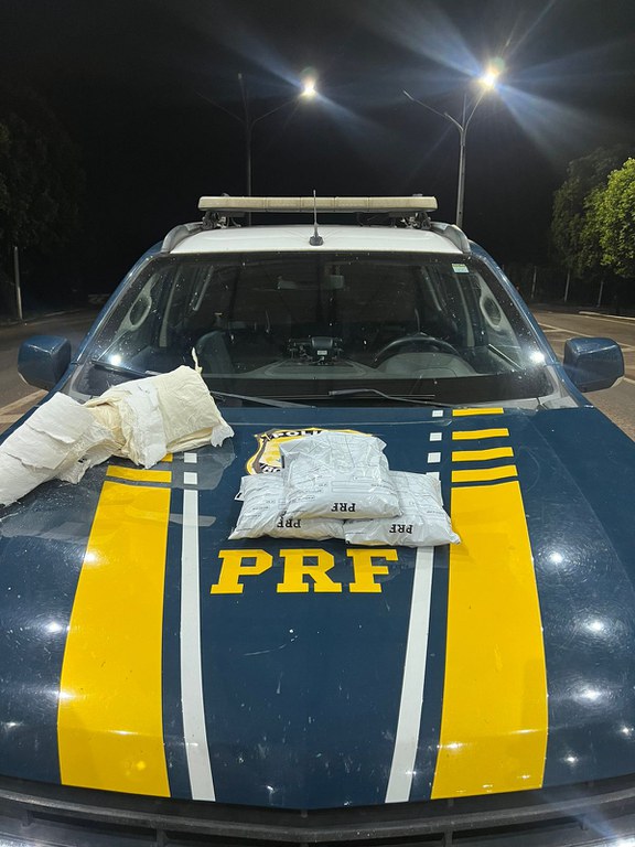 Mulher é presa pela PRF com 2,7 kg de pasta base de cocaína em gesso Foto39952