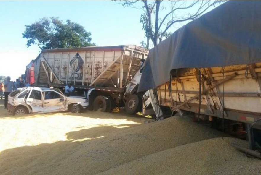 Engavetamento com sete veículos deixa quatro pessoas feridas Foto72148