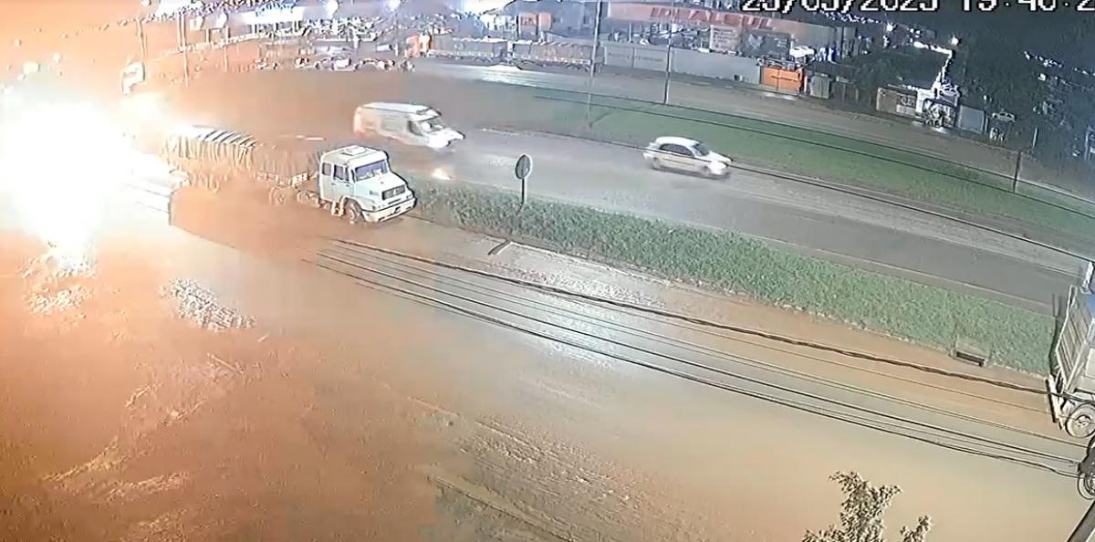 Motos pegam fogo após colisão violenta em Sorriso Foto17301
