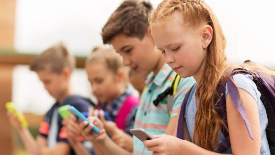 Excesso de telas entre jovens pode causar dores e puberdade precoce Foto44281