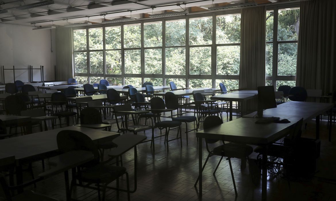 Fiscalização revela que 57% das salas de aulas do país são inadequadas Foto77727