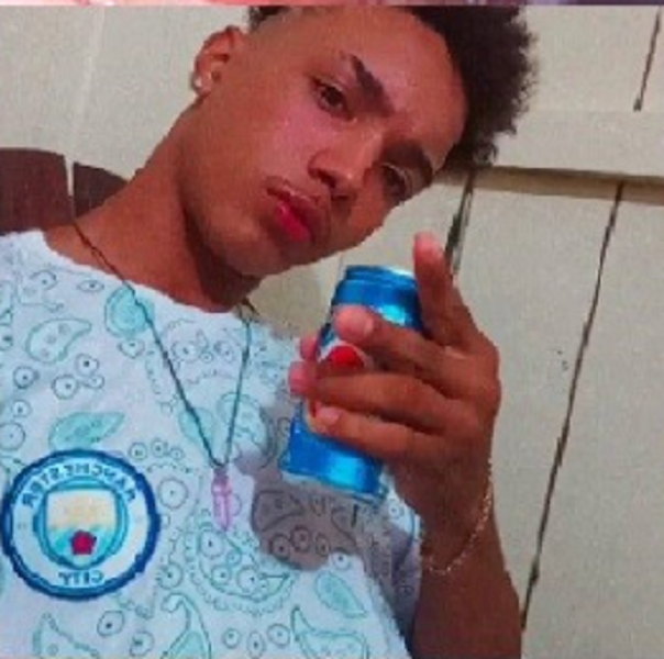 Jovem de 18 anos é morto a tiros dentro de casa por trio encapuzado Foto96871