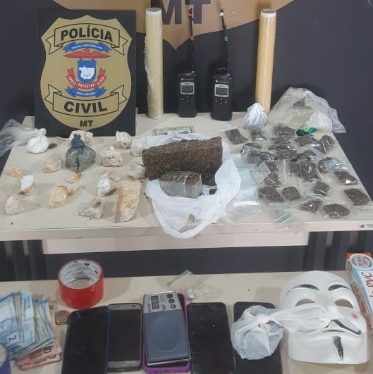 Mãe, filho e amigo são presos por tráfico de drogas Foto93733