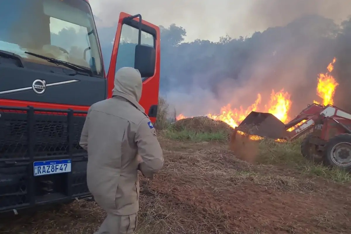 Incêndio de grandes proporções atinge comunidade rural em Lucas do Rio Verde Foto58990