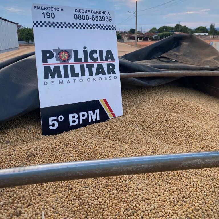 PM prende motorista e apreende caminhão com 48 toneladas de soja furtada Foto42530