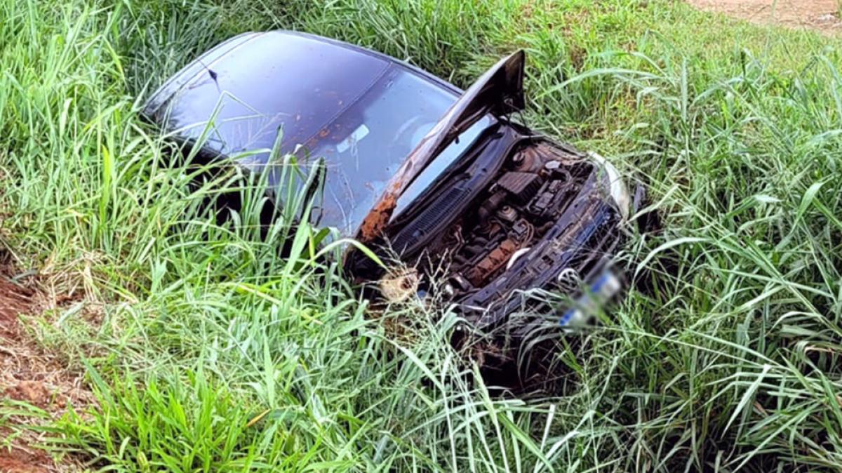 Motorista passa mal, desmaia e cai com veículo em buraco às margens da BR-163 Foto19685