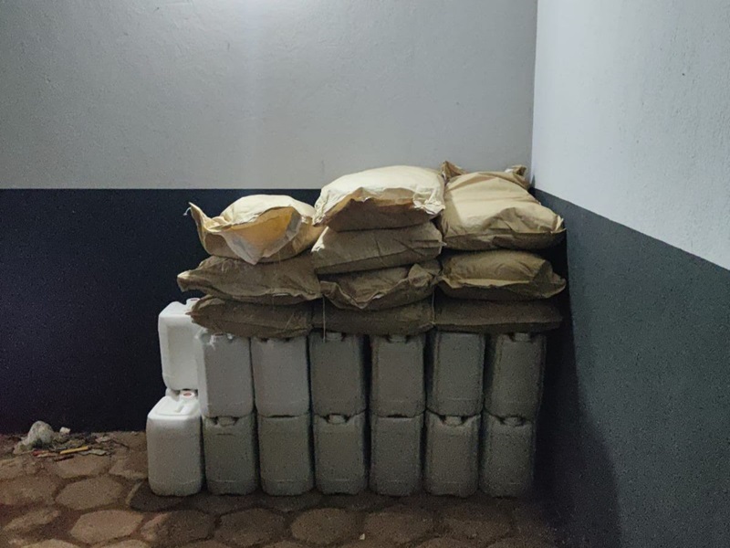 Homem é preso com defensivos agrícolas contrabandeados do Paraguai Foto15997