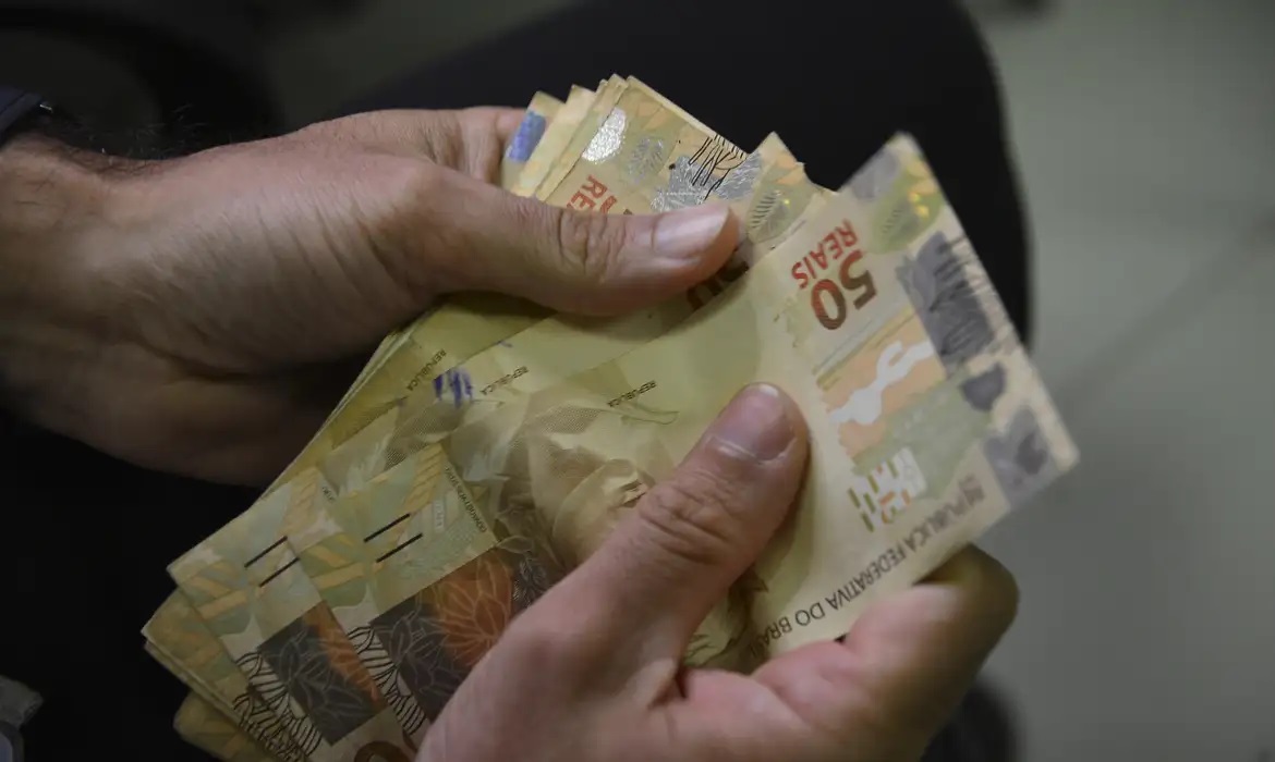 Salário mínimo de R$ 1.412 começa a ser pago a partir de hoje (1º) Foto99002