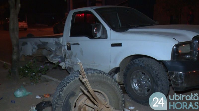 Condutor faz “cavalo de pau”, bate em caminhão e acerta padrões de energia Foto1598
