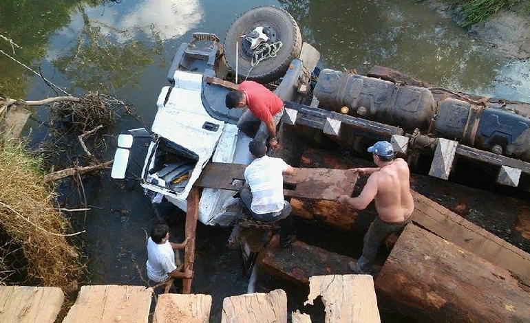 Ponte de madeira não resisti peso de caminhão e desaba, motorista morreu afogado Foto66440