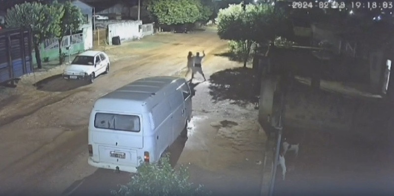 Homem espanca mulher no meio da rua com correia Foto72694