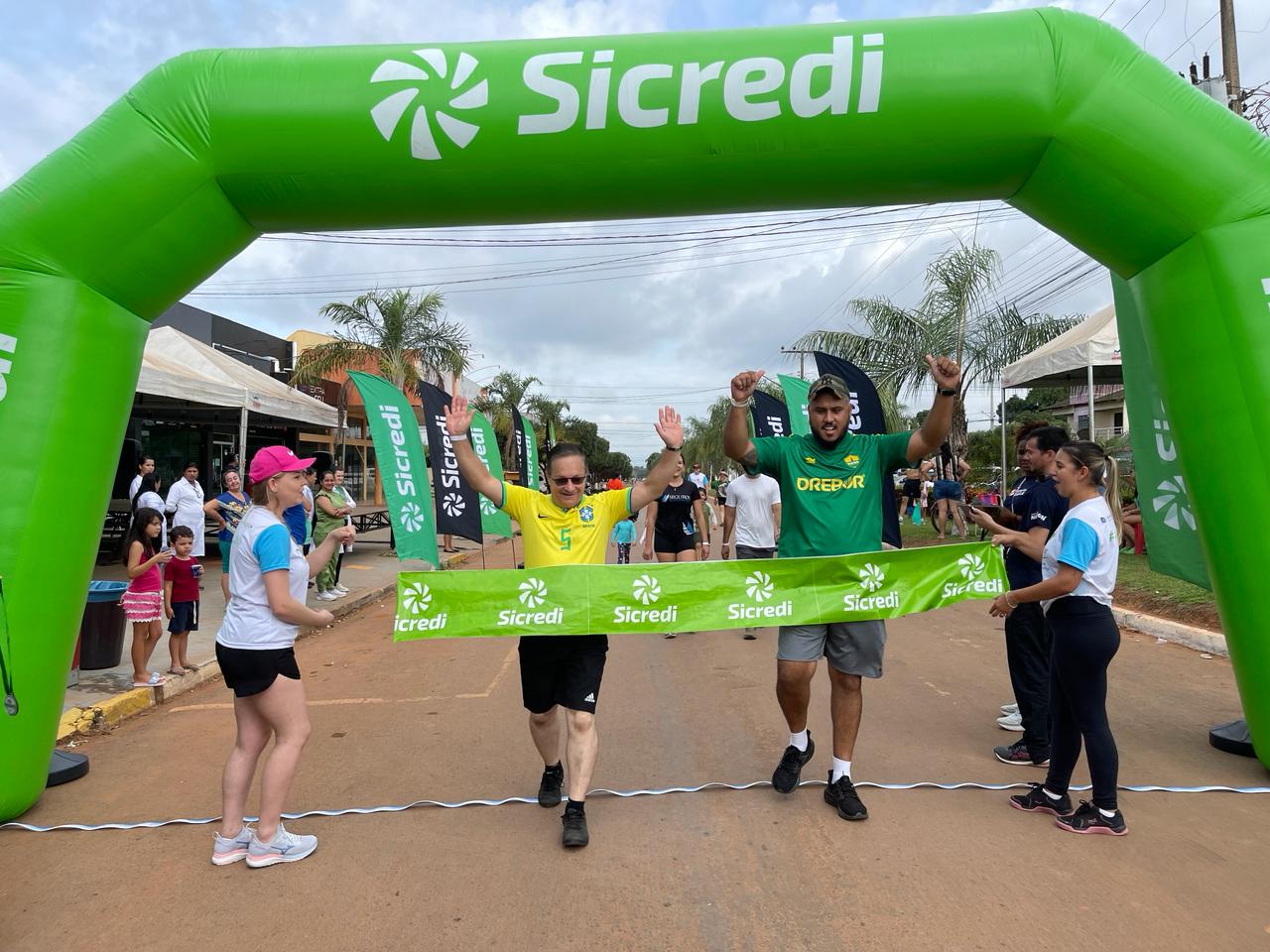 Prefeitura de Nova Ubiratã e Sicredi promovem a 1ª Corrida e Caminhada da Família Foto53905