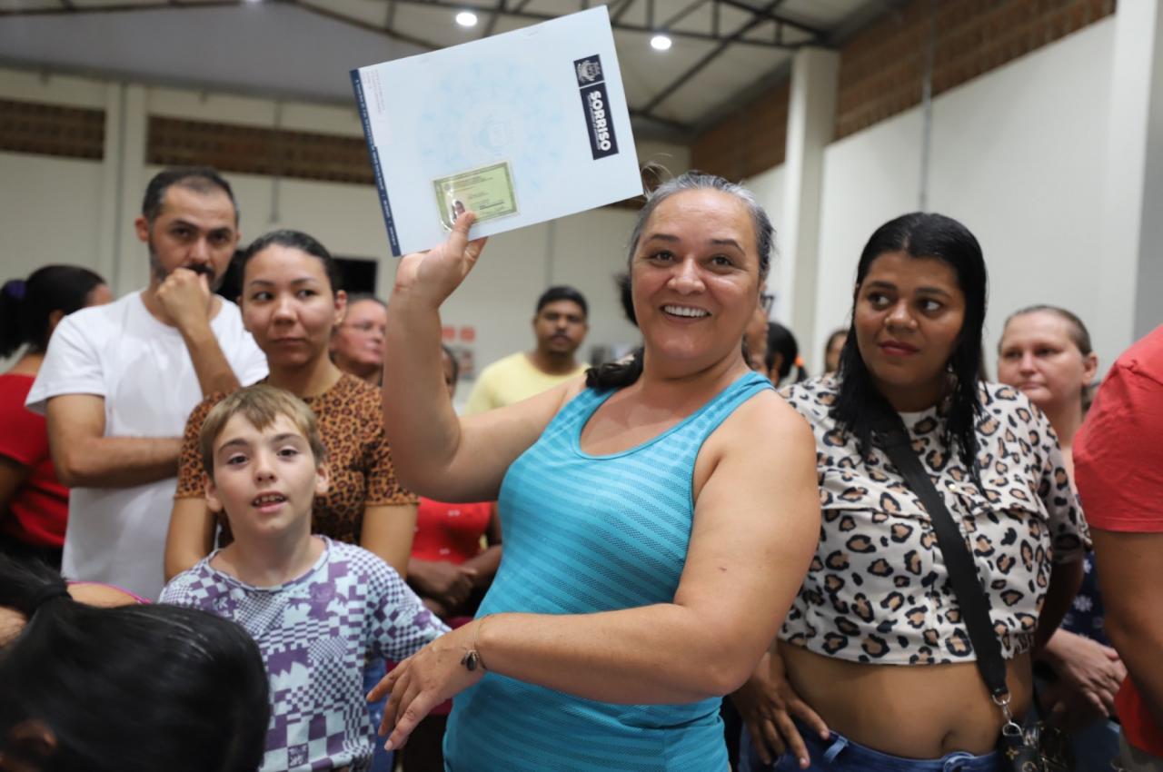 Famílias do Santa Maria I recebem documentação da casa própria Foto34707