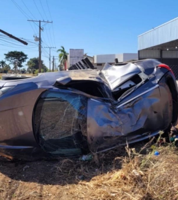 Funcionários de lava-jato de Sinop capotam carro de cliente Foto11522