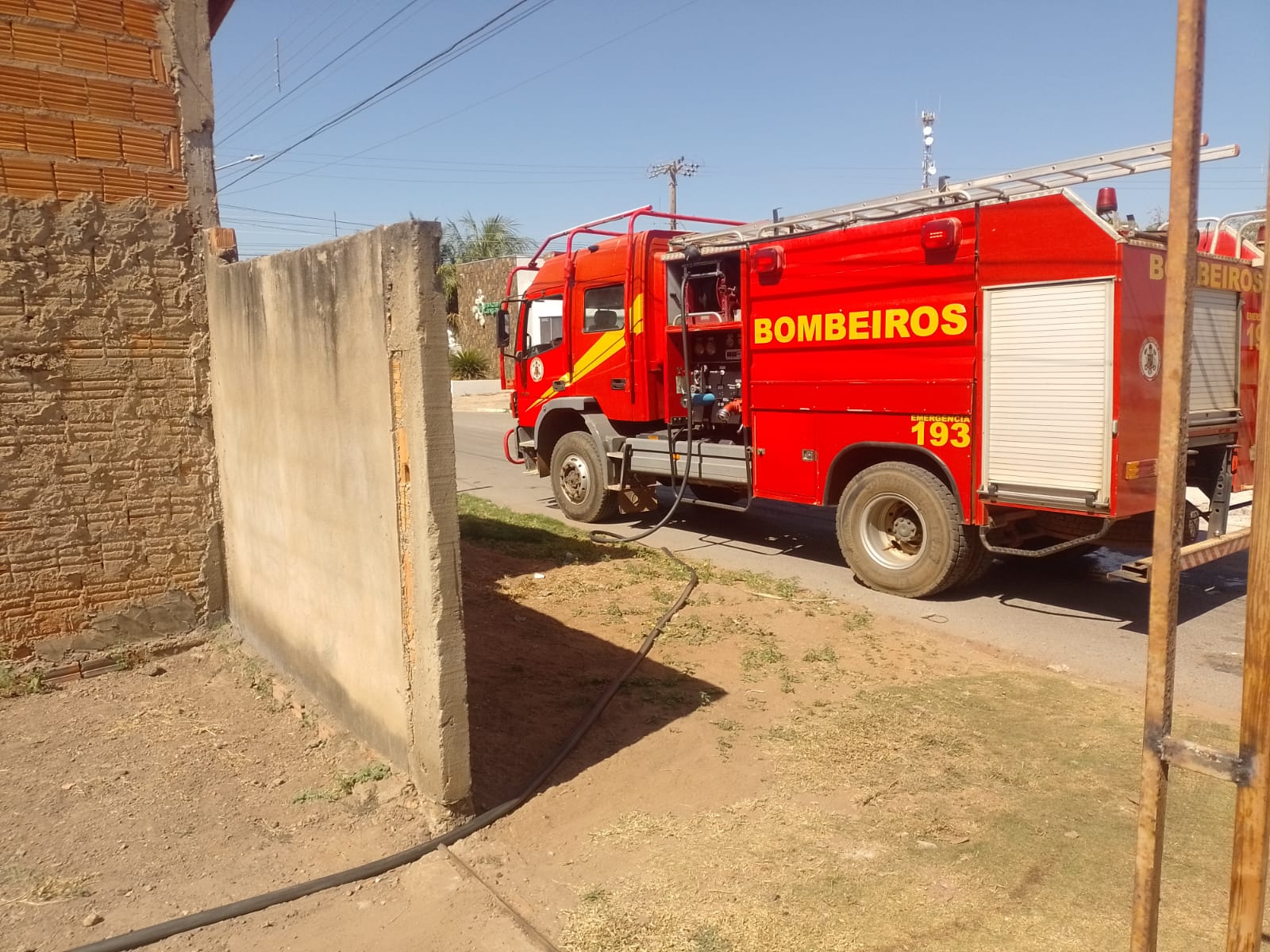 Corpo de Bombeiros Militar combate incêndio em conjunto de kitnets Foto40637