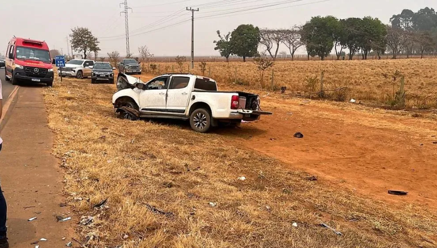 Dois morrem e quatro ficam feridos em batida entre carro e carreta Foto95849