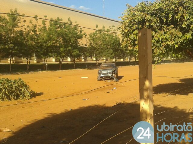 Motorista supostamente embriagado é preso após derrubar muro e invadir pátio de empresa Foto28813