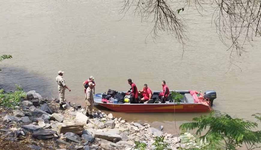 Irmãos de 8 e 10 anos se afogam enquanto brincavam no rio Foto51358