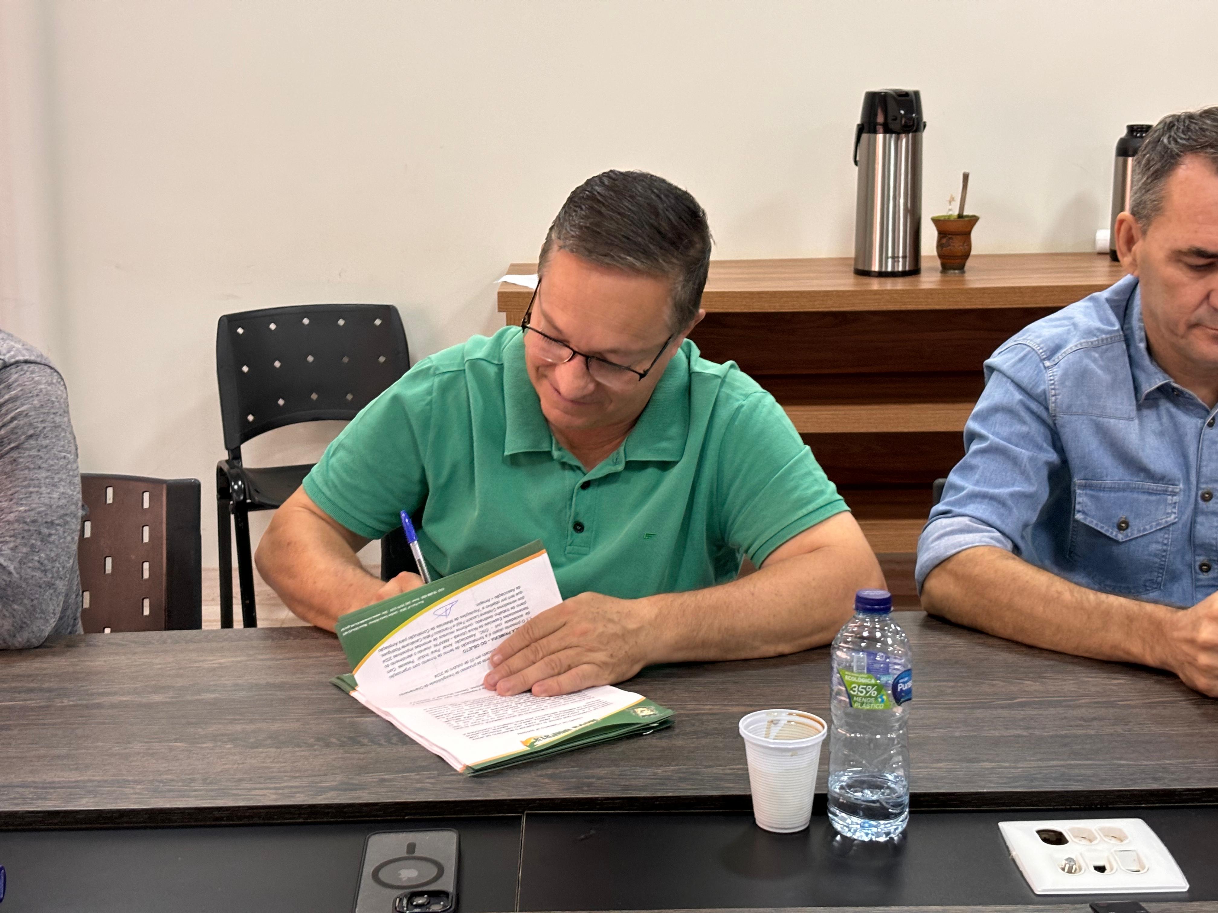 Poder Executivo em parceria com o Legislativo assinam termos de fomento para três entidades de Nova Ubiratã Foto94281