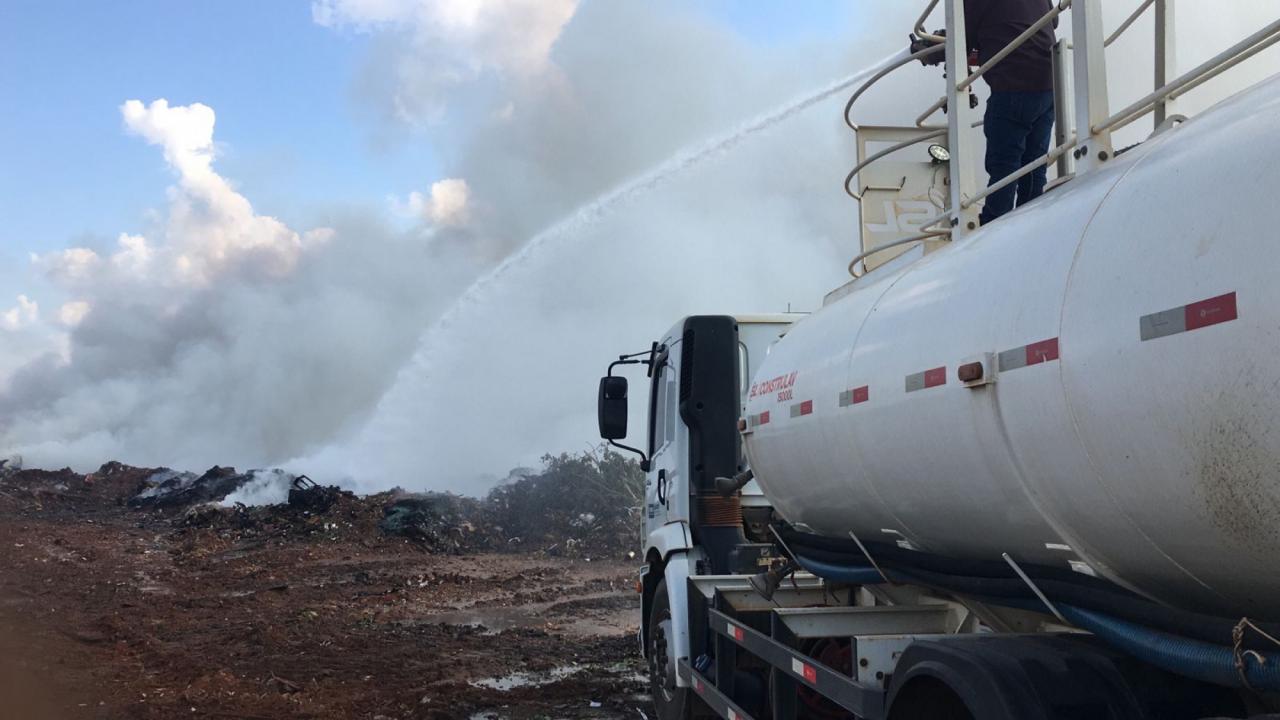 Equipes da Prefeitura de Sorriso combatem incêndio no DMEG Foto66956