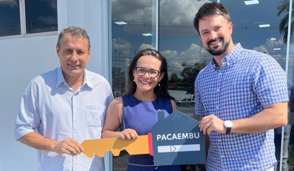 Alei Fernandes visita modelos das futuras moradias populares em Sorriso Foto64684
