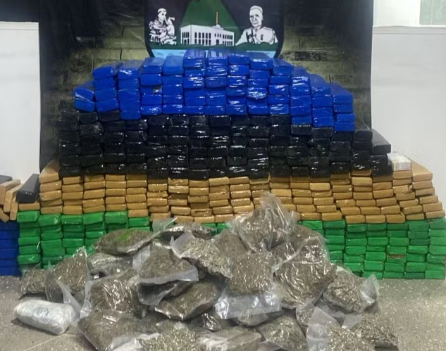 Motorista é preso com 480 kg de drogas e carro roubado após fugir de barreira Foto30654