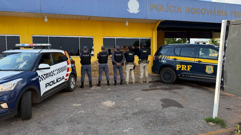 PM e PRF apreendem 185 tabletes de maconha escondida em caminhão Foto97616