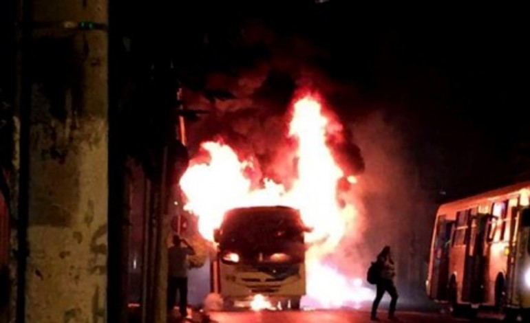 Ônibus pega fogo no centro de Cuiabá Foto18158