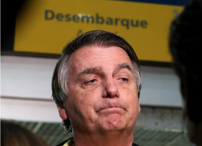 Citando possível fuga, Moraes nega devolver passaporte de Bolsonaro Foto940
