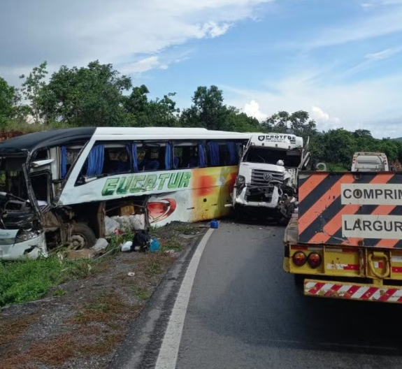 Dezenove pessoas ficam feridas em batida entre ônibus e caminhão Foto39545
