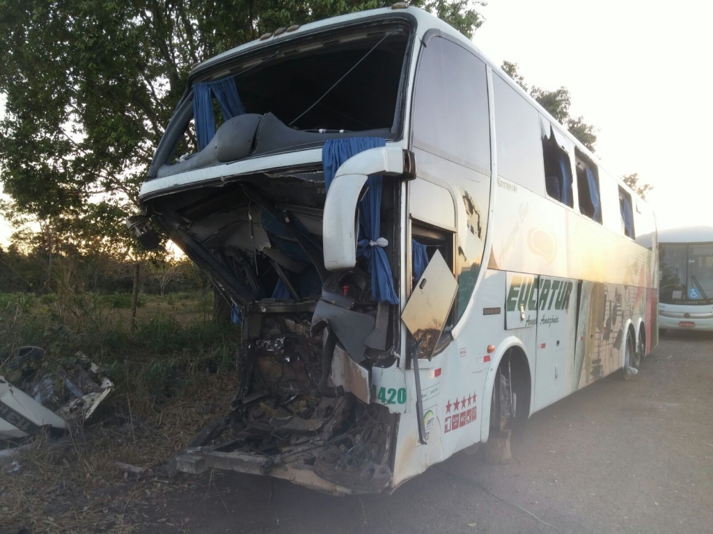 Passageira morre após ônibus bater de frente com carreta na Serra de São Vicente Foto99101