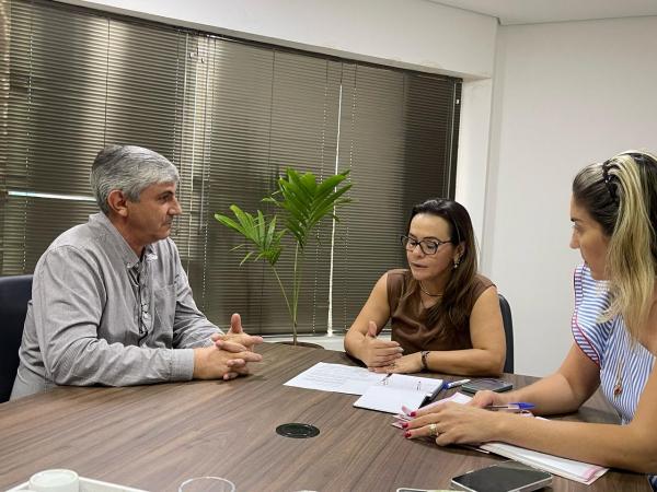 Vereador e secretária discutem atendimento da Sala Lilás na UPA de Sorriso Foto19023