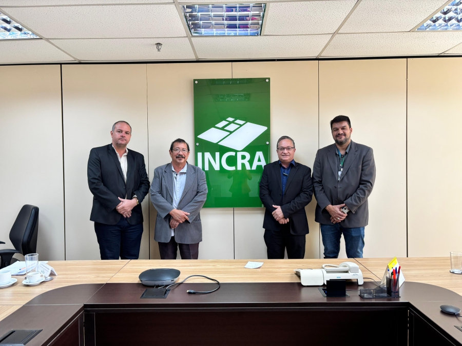 Cumprindo agenda em Brasília Prefeito e Vice-Prefeito visitam INCRA em busca de melhorias para o distrito de Entre Rios Foto93823