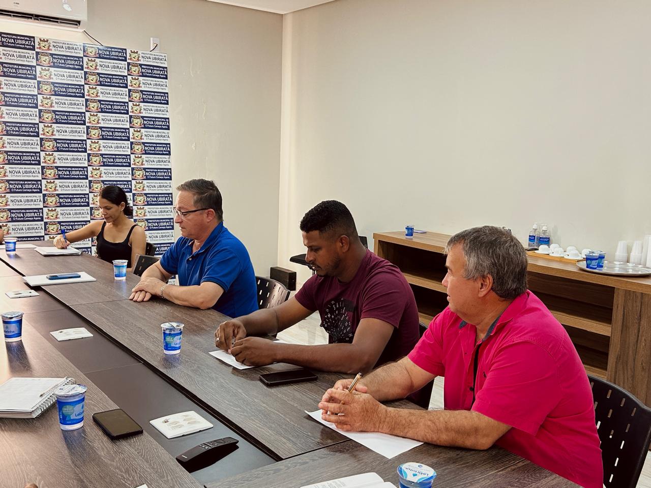 Prefeito e Vice realizam reunião de alinhamento com equipe da Secretaria de Obras e Infraestrutura de Nova Ubiratã Foto18003
