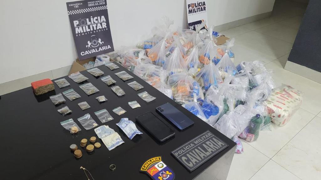 PM prende três faccionados e apreende porções de drogas e 31 cestas básicas Foto73878