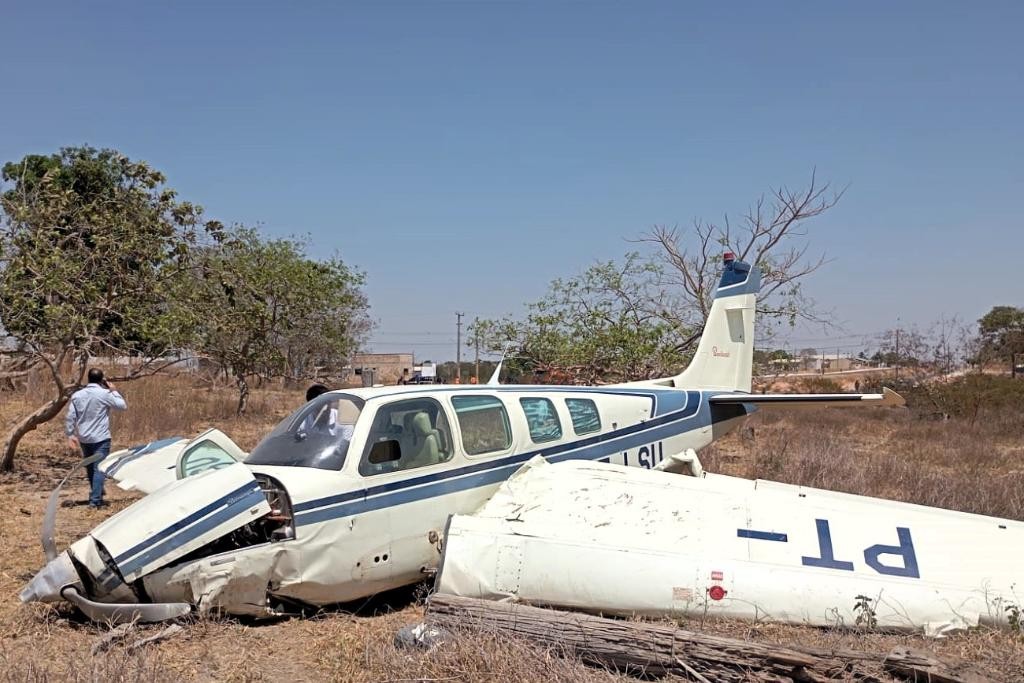 Avião com gestante a bordo cai em pista de aeródromo Foto12743