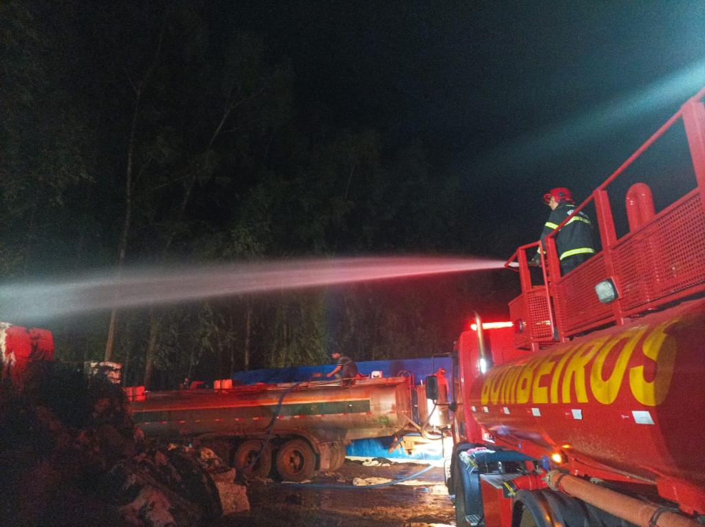 Bombeiros usam água e enterram fardos de algodão para conter incêndio provocado por raio Foto74469