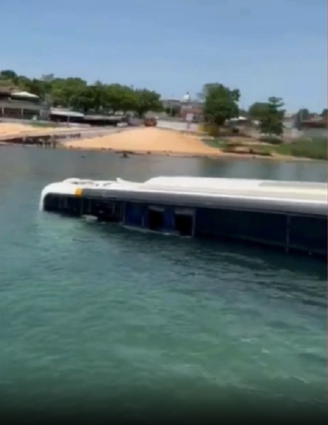 Ônibus que saiu de Sinop cai no Rio Tocantins e deixa um motorista morto Foto37599