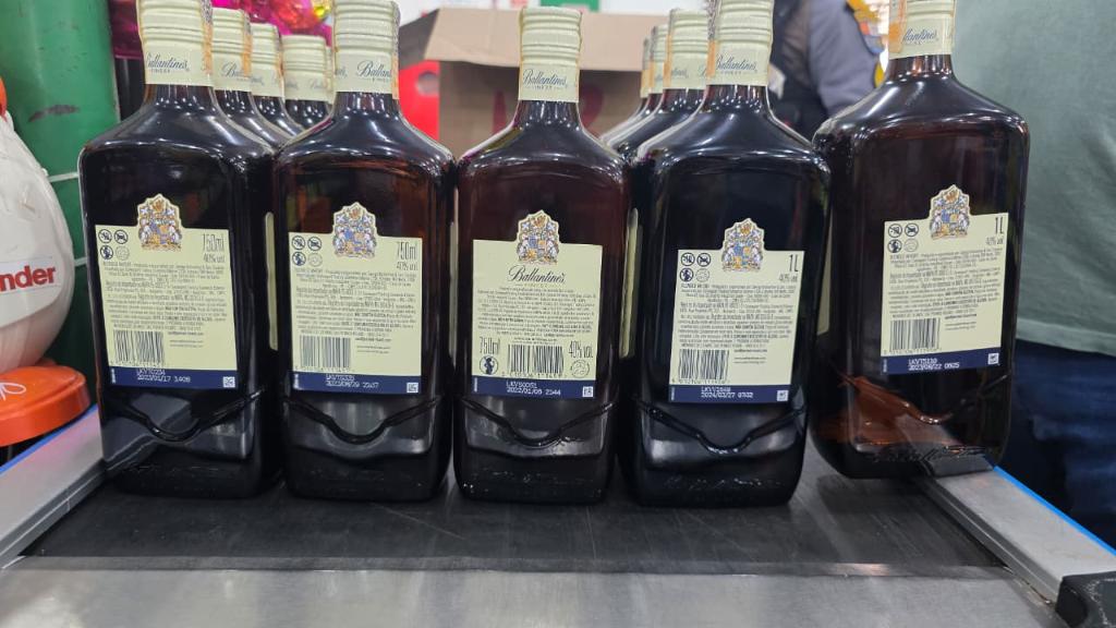 Fiscalização conjunta apreende 30 garrafas de whisky suspeitas de adulteração com metanol Foto78263