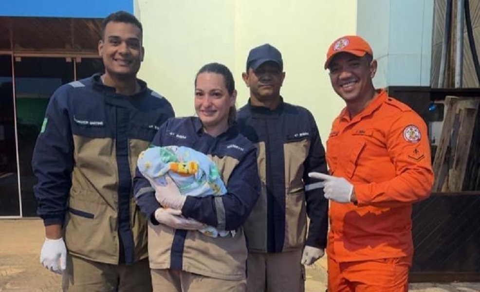 Bombeiros auxiliam gestante em trabalho de parto e bebê nasce dentro de viatura Foto38117