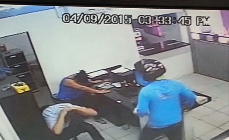 Bandidos armados invadem empresa e levam R$ 3 mil reais de funcionária Foto35880