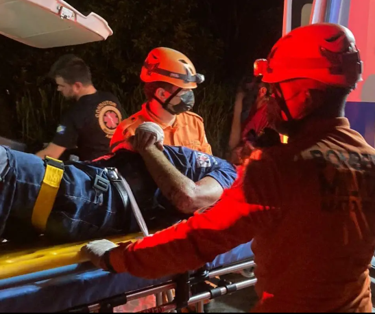 Paciente morre após ambulância capotar em batida com carreta Foto61593