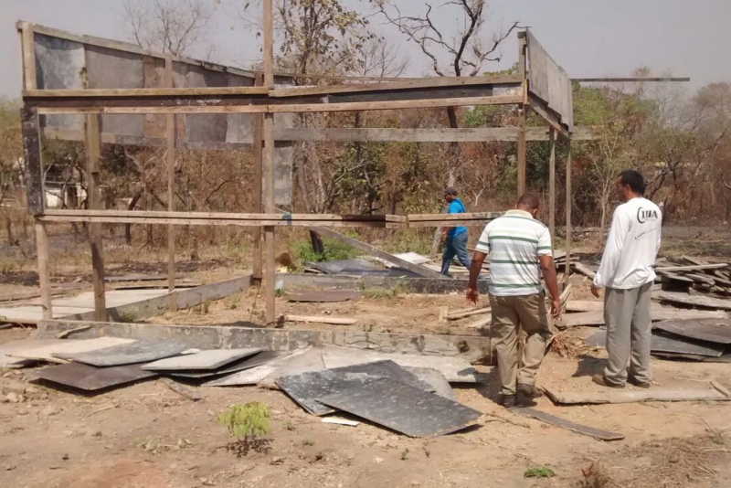 Retirada de cercas e barracos de invasores transcorre sem confronto Foto46052