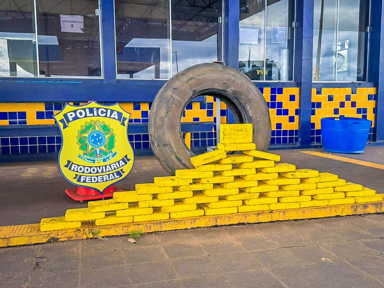 PRF apreende mais de 52 kg de cocaína escondidos em estepe de caminhonete Foto43635