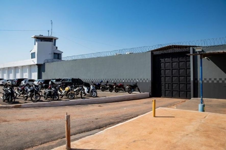 Detento consegue brecha em triagem e foge de presídio Foto94056