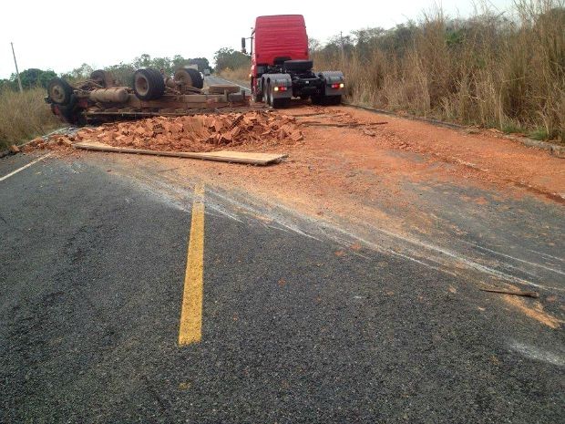 Caminhão com tijolos tomba em rodovia e mata uma pessoa Foto58986