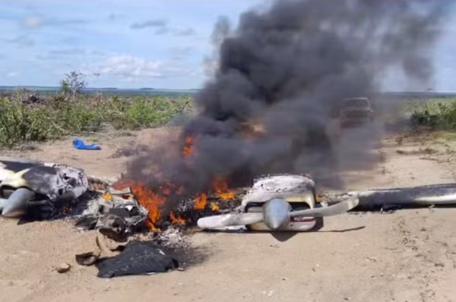 Avião bimotor cai, explode e piloto desaparece em área rural Foto42882